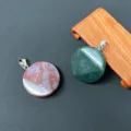 Natürlicher Kristallstein runder Anhänger Detailansicht, schöner Edelstein Halskette. - Indien Achat