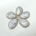 Vista detallada de colgantes de piedra blanca en forma de gota con borde dorado DIY. - Colgante Chapado en Oro 32*22MM / Turquesa blanca (1 unidad)