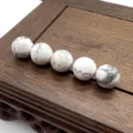 Perline sfuse rotonde in turchese bianco da 10 mm non forate per la creazione di gioielli fai da te. - Howlite