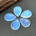 Gros plan de pendentifs en opale en forme de larme disposés en fleur pour la bijouterie DIY. - Opale synthétique (1 pièce)