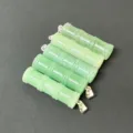 Detailansicht von fünf grünen Bambusanhängern, polierte Oberfläche, ideal für DIY Schmuck. - Grüner Aventurin (1 Stück)