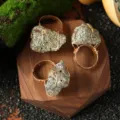 Anelli regolabili avvolti in filo di pietra minerale grezza fatti a mano gioielli - Anello in Pietra Naturale / Pirite (un pezzo)