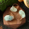 Anello regolabile in filo di pietra di cristallo grezza verde naturale gioiello artigianale - Anello in Pietra Naturale / Una fluorite verde