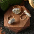 Bellissimo anello regolabile in pietra naturale grezza avvolto in filo metallico artigianale - Anello in Pietra Naturale / Agata Brasiliana