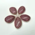 Gedetailleerd overzicht van roze edelsteenhangers met gouden rand voor DIY sieraden maken. - 32*22MM Vergulde Hanger / Rhodochrosiet (1 Stuk)