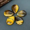 Vue détaillée de pendentifs en forme de goutte d'œil de tigre pour bijoux DIY faits main. - Oeil de Tigre (1 Pièce)