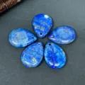Gros plan de pendentifs goutte de lapis-lazuli naturels, accessoires de bijoux. - Lapis-lazuli (1 pièce)