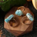 Anello regolabile in filo avvolto di pietra grezza blu naturale gioielli boho chic - Anello in Pietra Naturale / Apatite Blu