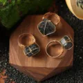 Anello regolabile avvolto in filo di pietra nera grezza naturale, gioielli fatti a mano. - Anello in Pietra Naturale / Tormalina Nera