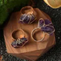 Anello regolabile in cristallo di ametista grezza naturale avvolto in filo metallico artigianale. - Anello in Pietra Naturale / Ametista Scura