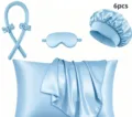 Hellblaues Satin 6-teiliges Schlafset Detail zeigt glatte Stofftextur und Haarstyling Zubehör. - 6-Teiliges Set / Blau