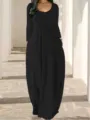 Vue rapprochée détaillée de la longue robe noire unie à manches longues avec des poches. - S / Robes / Noir
