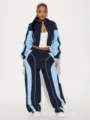 Detailansicht der amerikanischen Retro-Color-Block-Jacke und Schlag-Trainingshose. - S / Oberteil Und Unterteil / Marineblau Und Hellblau