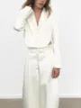 Nahaufnahme Detail von eleganter weißer Damen Blazer und langen weiten Hosen Outfit. - S / Oberteil Und Unterteil / Weiß