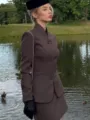 Detailansicht des retrobraunen Blazers mit Stehkragen und Rock im eleganten Stil. - S / Oberteil Und Unterteil / Dunkelbraun