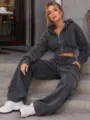 Detailaufnahme des vintage gewaschenen Crop-Kapuzenpullovers und Cargo-Jogginghosen-Sets. - S / Oberteil Und Unterteil / Graphit