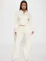Detailansicht des beigen Sweatshirt-Sets mit halbem Reißverschluss und langen weiten Hosen. - S / Oberteil Und Unterteil / Elfenbein