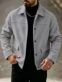 Veste en laine grise pour homme en détail, avec doubles poches et revers classiques. - S / Hauts / Gris