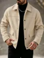 Vue détaillée de veste en laine pour hommes, fermeture à boutons-pression et poches. - S / Hauts / Kaki