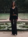 Schwarzes Spitzen-Zweiteiler-Set mit V-Ausschnitt, Crop-Top und passenden Schlaghosen. - S / Oberteil Und Unterteil / Schwarz
