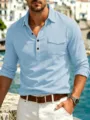 Détail de la chemise en lin à manches longues bleu clair pour homme avec poche poitrine. - Bleu ciel
