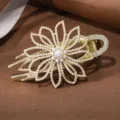 Goldfarbene Legierung Haarklammer mit eleganten künstlichen Perlen Blumen und glitzernden Strass. - EP23-1 Gold