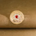 Retro paleis goudkleurige ronde broche met rode centrale steen en sprankelende zirkonia. - DP131-40 Rood