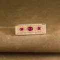 Retro paleisstijl rechthoekige robijn zirkoon broche, prachtig goudkleurig kristal corsage accessoire. - DP131-41 Rozerood