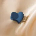 Pequeña pinza de pelo de corazón azul mate para mujer, accesorio elegante para el día. - Azul