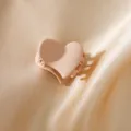 Pinza de pelo corazon rosa mate, pequeno accesorio metalico para mujeres elegante. - Rosa carne