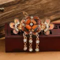 Retro Quasten Haarklammer mit Strasssteinen und Blumenmuster für elegante Frisuren und Alltagsmode. - Quaste Blume Haarklammer / Champagner