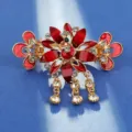 Exquise pince à cheveux strass rouge avec pampilles suspendues, vue de détail vintage. - LP1-3 Paon Rouge Vif