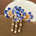 Détail de la pince griffe de cheveux paon rétro strass bleu et pompons en cristal brillants. - LP1-4 Paon Bleu