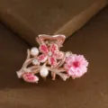 Korean fashion crystal hair claw clip for women, elegant small metal floral hair accessory. - Pink White