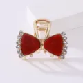 Elegante molletta per capelli a fiocco rosso con strass scintillanti e base in lega per acconciature. - Rosso