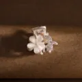 Mini pince à cheveux dorée avec fleur opale blanche et strass, accessoire de coiffure élégant. - APF75-2 Strass
