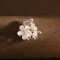 Petite pince à cheveux pour femme, mini griffe métallique avec perle et motif floral. - APF75-2 Perle