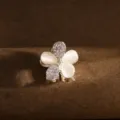 Mini pince a cheveux fleur avec petales opaline blanche et strass scintillants femme. - APF75-6 Strass