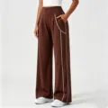 Donna pantaloni marroni vita alta gamba larga casual sportivi con dettagli piping bianchi - Taglia S / Caffè