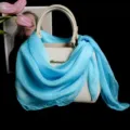 Blauwe effen zomer lichte transparante zijden sjaal, elegante zachte hoofddoek en stijlvolle omslag. - Lichtblauw