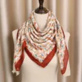 Foulard carré en coton lin vintage avec motif classique et bord rouge, élégant châle de 93cm. - Symbole de Vague Orange Charnu