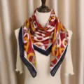Foulard carre elegant en coton et lin avec motif de chaines classique style vintage 90cm - Maillon de Chaîne Rouge Foncé