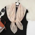 Leichtes sommerliches Blütenschal, vielseitiger zartrosa Halstuch für Damen und Mode. - Sonnenblume-Gelb