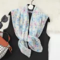 Sommer blumen quadratischer schal, leicht atmungsaktiv blau rosa halstuch vielseitig. - Lagerstroemie - Blau
