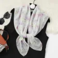 Leichtes quadratisches Halstuch mit Blumenmuster, atmungsaktiver Sommerschal für Damen. - Lagerstroemie - Helllila