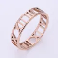 Minimalistischer Roségold Edelstahlring mit elegantem Römischen Ziffern Ausschnitt. - 6 / Hohler Römischer Ziffernstil / Roségold