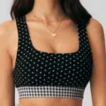 Zwarte sport-bh met stippen en vierkante hals met geruite onderband voor fitness en yoga. - S / Tops / Zwart