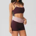 Dames sport tweedelig set, halter sportbeha en hoge taille polka dot shorts voor fitness. - S / Top en Broek / Shorts Set / Paars Met Blauwe Stippen