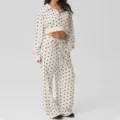 Witte loungewear set met zwarte stippen crop top met rits en een stijlvolle wijde broek - S / Top en Broek / Broken Wit