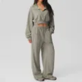 Grijs casual sportkleding setje met stippen, een crop top met rits en hoge wijde broek. - S / Top en Broek / Lichtgrijs